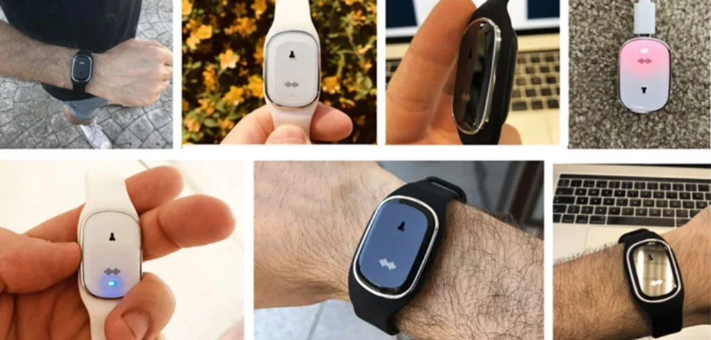 Cette image montre plusieurs vues du bracelet Moskitopro sous différents angles et couleurs. On y voit des versions avec des bracelets noirs et blancs, ainsi que des plans rapprochés du dispositif, présentant une interface simple avec une icône sonore. Certaines photos montrent le bracelet en cours de chargement et d'autres en mode actif, avec un témoin lumineux visible. Le bracelet semble être porté au poignet et utilisé dans des environnements quotidiens, probablement pour repousser les moustiques à l'aide de sons ou d'ultrasons.