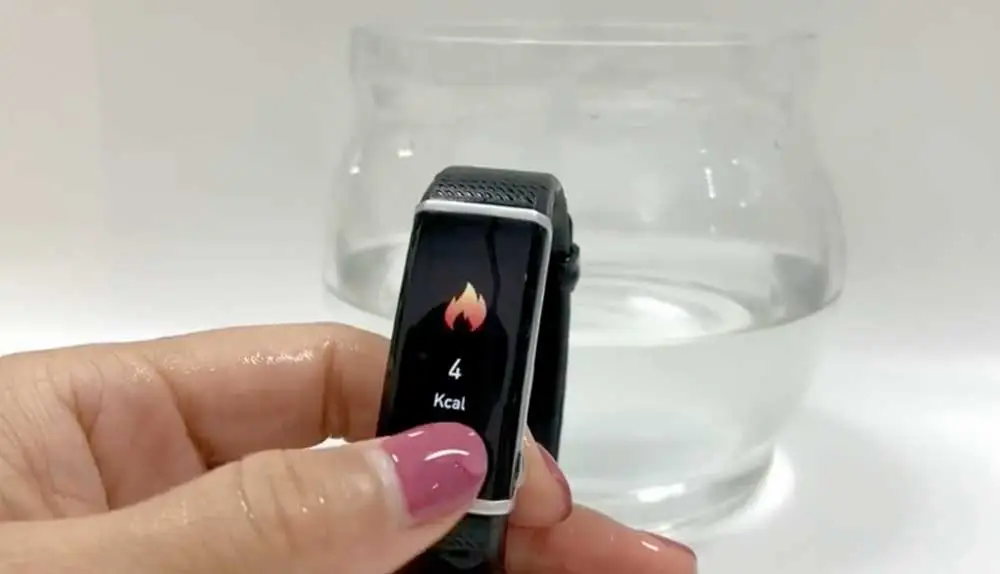 Une main de femme portant une montre SmartTrack, l'écran de la montre affiche la consommation de calories.